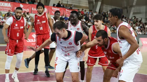 La Cultural se impone al colista en medio del desconcierto. Un parcial demoledor tras el descanso sostiene a un equipo leonés que volvió a sufrir en los minutos finales. Fotos: Isaac Llamazares