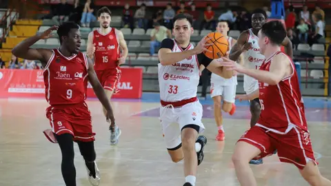 La Cultural se impone al colista en medio del desconcierto. Un parcial demoledor tras el descanso sostiene a un equipo leonés que volvió a sufrir en los minutos finales. Fotos: Isaac Llamazares