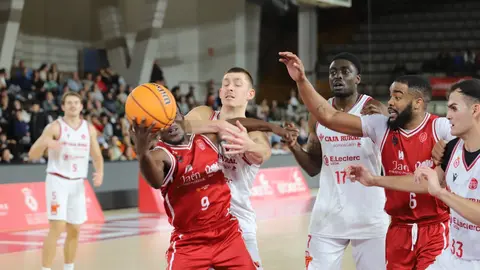 La Cultural se impone al colista en medio del desconcierto. Un parcial demoledor tras el descanso sostiene a un equipo leonés que volvió a sufrir en los minutos finales. Fotos: Isaac Llamazares