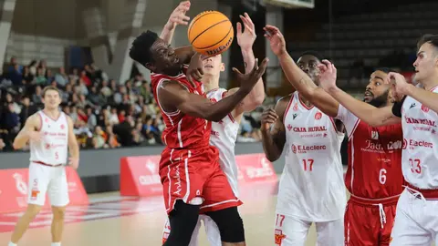 La Cultural se impone al colista en medio del desconcierto. Un parcial demoledor tras el descanso sostiene a un equipo leonés que volvió a sufrir en los minutos finales. Fotos: Isaac Llamazares