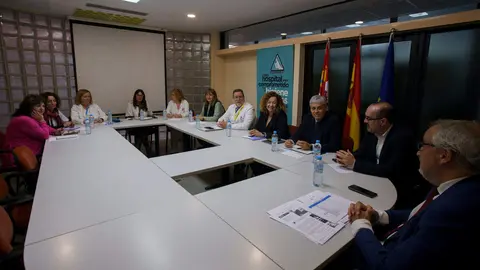 La gerente regional de Salud, Violeta Martínez, la directora general de Asistencia Sanitaria y Humanización, Silvia Fernández, y el gerente de la Gerencia de Asistencia Sanitaria del Bierzo, Gasbi, Juan Ortiz de Saracho, asisten a la comisión de seguimiento del Plan de Garantía Asistencial para El Bierzo. Foto: César Sánchez.