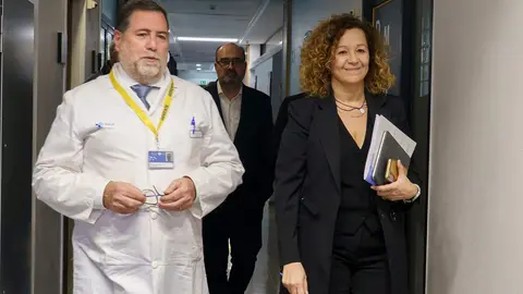 La gerente regional de Salud, Violeta Martínez, la directora general de Asistencia Sanitaria y Humanización, Silvia Fernández, y el gerente de la Gerencia de Asistencia Sanitaria del Bierzo, Gasbi, Juan Ortiz de Saracho, asisten a la comisión de seguimiento del Plan de Garantía Asistencial para El Bierzo. Foto: César Sánchez.