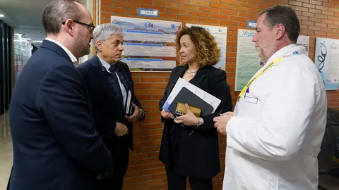 La gerente regional de Salud, Violeta Martínez, la directora general de Asistencia Sanitaria y Humanización, Silvia Fernández, y el gerente de la Gerencia de Asistencia Sanitaria del Bierzo, Gasbi, Juan Ortiz de Saracho, asisten a la comisión de seguimiento del Plan de Garantía Asistencial para El Bierzo. Foto: César Sánchez.