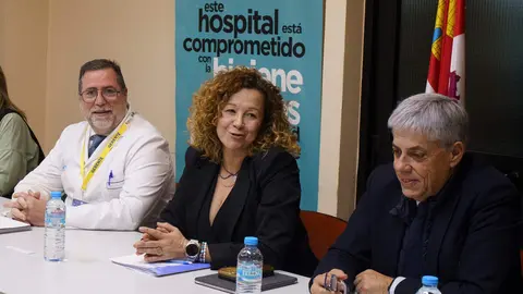La gerente regional de Salud, Violeta Martínez, la directora general de Asistencia Sanitaria y Humanización, Silvia Fernández, y el gerente de la Gerencia de Asistencia Sanitaria del Bierzo, Gasbi, Juan Ortiz de Saracho, asisten a la comisión de seguimiento del Plan de Garantía Asistencial para El Bierzo. Foto: César Sánchez.