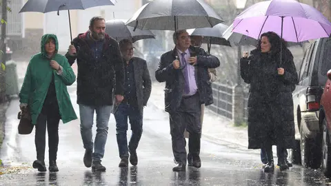 El consejero de Movilidad y Transformación Digital, José Luis Sanz Merino, durante su visita las obras de humanización de la travesía de Vega de Valcarce. Foto: César Sánchez.