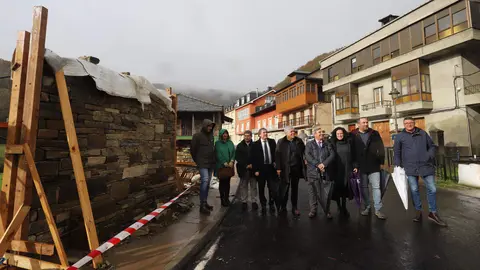 El consejero de Movilidad y Transformación Digital, José Luis Sanz Merino, durante su visita las obras de humanización de la travesía de Vega de Valcarce. Foto: César Sánchez.