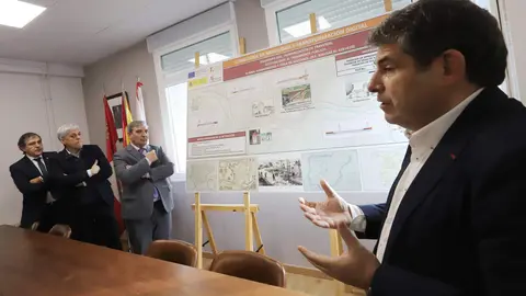 El consejero de Movilidad y Transformación Digital, José Luis Sanz Merino, durante su visita las obras de humanización de la travesía de Vega de Valcarce. Foto: César Sánchez.