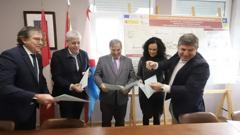 El consejero de Movilidad y Transformación Digital, José Luis Sanz Merino, durante su visita las obras de humanización de la travesía de Vega de Valcarce. Foto: César Sánchez.