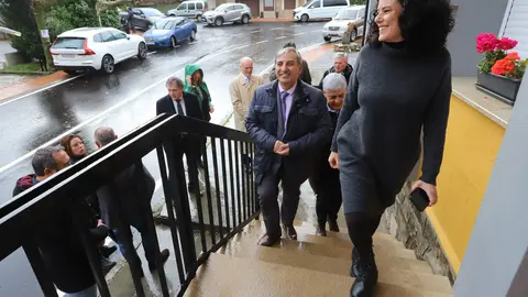 El consejero de Movilidad y Transformación Digital, José Luis Sanz Merino, durante su visita las obras de humanización de la travesía de Vega de Valcarce. Foto: César Sánchez.