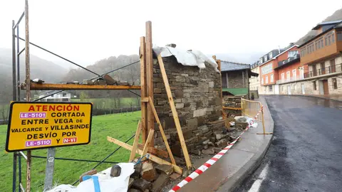El consejero de Movilidad y Transformación Digital, José Luis Sanz Merino, durante su visita las obras de humanización de la travesía de Vega de Valcarce (León)