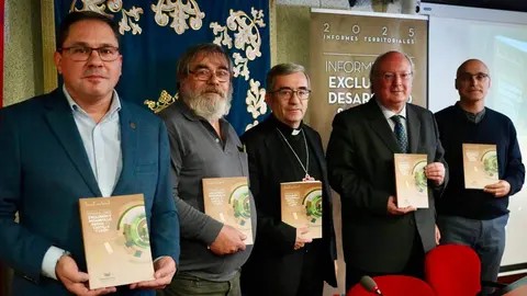 Presentación del Informe sobre Exclusión y Desarrollo Social en Castilla y León, elaborado por la Fundación Foessa. Participan el presidente del CES de Castilla y León, Enrique Cabero, el presidente de Cáritas Castilla y León, Guenther E. Boelhoff, y el miembro del Comité Técnico de la Fundación Foessa, Pedro Fuentes. Foto: Leticia Pérez