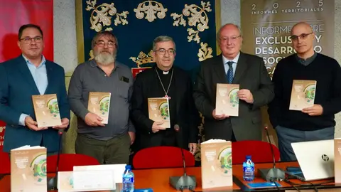 Presentación del Informe sobre Exclusión y Desarrollo Social en Castilla y León, elaborado por la Fundación Foessa. Participan el presidente del CES de Castilla y León, Enrique Cabero, el presidente de Cáritas Castilla y León, Guenther E. Boelhoff, y el miembro del Comité Técnico de la Fundación Foessa, Pedro Fuentes. Foto: Leticia Pérez