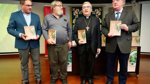 Presentación del Informe sobre Exclusión y Desarrollo Social en Castilla y León, elaborado por la Fundación Foessa. Participan el presidente del CES de Castilla y León, Enrique Cabero, el presidente de Cáritas Castilla y León, Guenther E. Boelhoff, y el miembro del Comité Técnico de la Fundación Foessa, Pedro Fuentes. Foto: Leticia Pérez