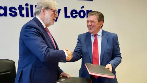 El consejero de la Presidencia, Luis Miguel González Gago, y el presidente de CEOE Castilla y León, Santiago Aparicio, mantienen un encuentro con representantes de organizaciones empresariales de Bolivia, Ecuador, Perú y Colombia, en el marco de la visita de estudio que realizan esta semana en Castilla y León, dentro del proyecto de cooperación técnica empresarial desarrollado por la Confederación Empresarial y la Junta. Foto: Leticia Pérez