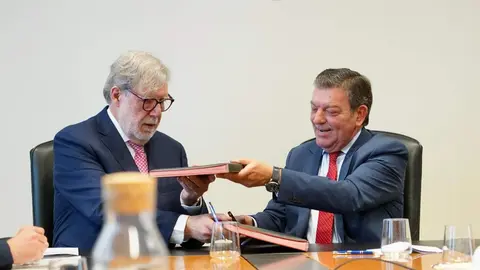 El consejero de la Presidencia, Luis Miguel González Gago, y el presidente de CEOE Castilla y León, Santiago Aparicio, mantienen un encuentro con representantes de organizaciones empresariales de Bolivia, Ecuador, Perú y Colombia, en el marco de la visita de estudio que realizan esta semana en Castilla y León, dentro del proyecto de cooperación técnica empresarial desarrollado por la Confederación Empresarial y la Junta. Foto: Leticia Pérez