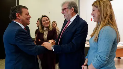 El consejero de la Presidencia, Luis Miguel González Gago, y el presidente de CEOE Castilla y León, Santiago Aparicio, mantienen un encuentro con representantes de organizaciones empresariales de Bolivia, Ecuador, Perú y Colombia, en el marco de la visita de estudio que realizan esta semana en Castilla y León, dentro del proyecto de cooperación técnica empresarial desarrollado por la Confederación Empresarial y la Junta. Foto: Leticia Pérez
