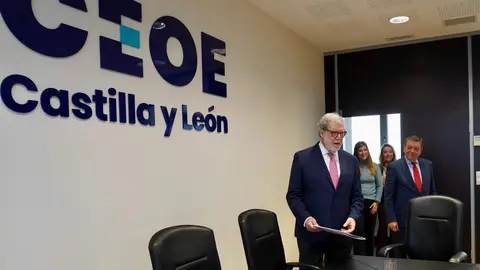 El consejero de la Presidencia, Luis Miguel González Gago, y el presidente de CEOE Castilla y León, Santiago Aparicio, mantienen un encuentro con representantes de organizaciones empresariales de Bolivia, Ecuador, Perú y Colombia, en el marco de la visita de estudio que realizan esta semana en Castilla y León, dentro del proyecto de cooperación técnica empresarial desarrollado por la Confederación Empresarial y la Junta. Foto: Leticia Pérez
