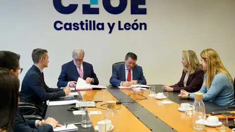 El consejero de la Presidencia, Luis Miguel González Gago, y el presidente de CEOE Castilla y León, Santiago Aparicio, mantienen un encuentro con representantes de organizaciones empresariales de Bolivia, Ecuador, Perú y Colombia, en el marco de la visita de estudio que realizan esta semana en Castilla y León, dentro del proyecto de cooperación técnica empresarial desarrollado por la Confederación Empresarial y la Junta. Foto: Leticia Pérez