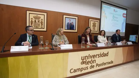 La rectora de la Universidad de León, Nuria González, y la directora de Universidades e Investigación de la Junta de Castilla y León, Blanca Ares, inauguran las I Jornadas Nacionales de Campus Periféricos. Foto: César Sánchez.