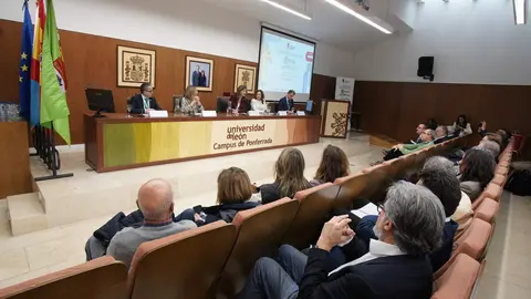 La rectora de la Universidad de León, Nuria González, y la directora de Universidades e Investigación de la Junta de Castilla y León, Blanca Ares, inauguran las I Jornadas Nacionales de Campus Periféricos. Foto: César Sánchez.