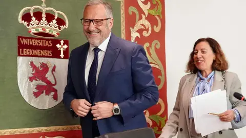 El presidente de las Cortes y de la Fundación de Castilla y León, Carlos Pollán, la vicerrectora de la ULE, Raquel Domínguez, y el presidente del Consejo Consultivo de Castilla y León, Agustín Sánchez de Vega, presentan la Cátedra de Parlamentarismo de la Universidad de León. Foto: Campillo