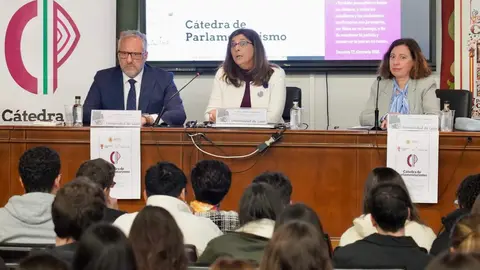 El presidente de las Cortes y de la Fundación de Castilla y León, Carlos Pollán, la vicerrectora de la ULE, Raquel Domínguez, y el presidente del Consejo Consultivo de Castilla y León, Agustín Sánchez de Vega, presentan la Cátedra de Parlamentarismo de la Universidad de León. Foto: Campillo