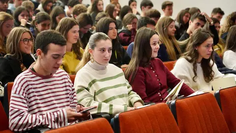 El presidente de las Cortes y de la Fundación de Castilla y León, Carlos Pollán, la vicerrectora de la ULE, Raquel Domínguez, y el presidente del Consejo Consultivo de Castilla y León, Agustín Sánchez de Vega, presentan la Cátedra de Parlamentarismo de la Universidad de León. Foto: Campillo