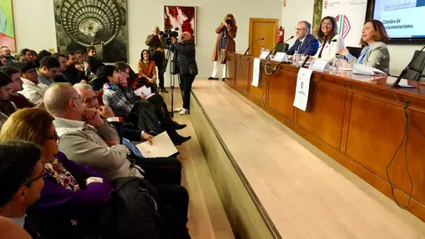 El presidente de las Cortes y de la Fundación de Castilla y León, Carlos Pollán, la vicerrectora de la ULE, Raquel Domínguez, y el presidente del Consejo Consultivo de Castilla y León, Agustín Sánchez de Vega, presentan la Cátedra de Parlamentarismo de la Universidad de León. Foto: Campillo