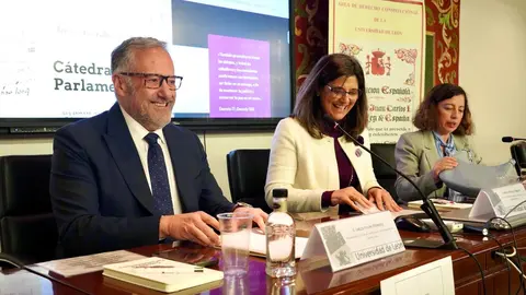 El presidente de las Cortes y de la Fundación de Castilla y León, Carlos Pollán, la vicerrectora de la ULE, Raquel Domínguez, y el presidente del Consejo Consultivo de Castilla y León, Agustín Sánchez de Vega, presentan la Cátedra de Parlamentarismo de la Universidad de León. Foto: Campillo