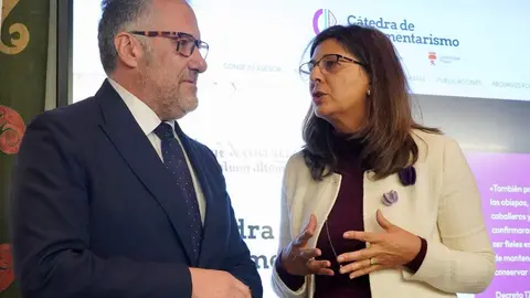 El presidente de las Cortes y de la Fundación de Castilla y León, Carlos Pollán, la vicerrectora de la ULE, Raquel Domínguez, y el presidente del Consejo Consultivo de Castilla y León, Agustín Sánchez de Vega, presentan la Cátedra de Parlamentarismo de la Universidad de León. Foto: Campillo
