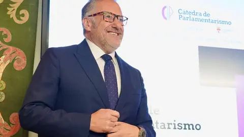 El presidente de las Cortes y de la Fundación de Castilla y León, Carlos Pollán, la vicerrectora de la ULE, Raquel Domínguez, y el presidente del Consejo Consultivo de Castilla y León, Agustín Sánchez de Vega, presentan la Cátedra de Parlamentarismo de la Universidad de León. Foto: Campillo