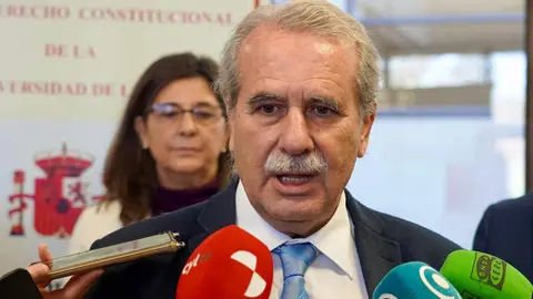 El presidente de las Cortes y de la Fundación de Castilla y León, Carlos Pollán, la vicerrectora de la ULE, Raquel Domínguez, y el presidente del Consejo Consultivo de Castilla y León, Agustín Sánchez de Vega, presentan la Cátedra de Parlamentarismo de la Universidad de León. Foto: Campillo