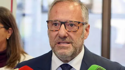 El presidente de las Cortes y de la Fundación de Castilla y León, Carlos Pollán, la vicerrectora de la ULE, Raquel Domínguez, y el presidente del Consejo Consultivo de Castilla y León, Agustín Sánchez de Vega, presentan la Cátedra de Parlamentarismo de la Universidad de León. Foto: Campillo