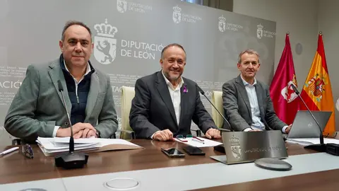 El presidente de la Diputación de León, Gerardo Álvarez Courel, el vicepresidente, Valentín Martínez, y el diputado de Hacienda, Santiago Dorado, presentan los presupuestos del ejercicio 2026. Foto: Campillo