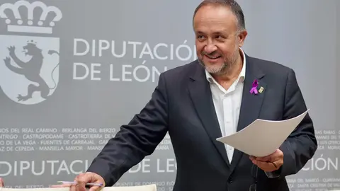 El presidente de la Diputación de León, Gerardo Álvarez Courel, el vicepresidente, Valentín Martínez, y el diputado de Hacienda, Santiago Dorado, presentan los presupuestos del ejercicio 2026. Foto: Campillo