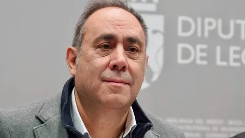 El presidente de la Diputación de León, Gerardo Álvarez Courel, el vicepresidente, Valentín Martínez, y el diputado de Hacienda, Santiago Dorado, presentan los presupuestos del ejercicio 2026. Foto: Campillo