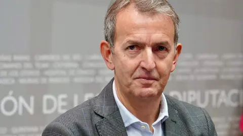 El presidente de la Diputación de León, Gerardo Álvarez Courel, el vicepresidente, Valentín Martínez, y el diputado de Hacienda, Santiago Dorado, presentan los presupuestos del ejercicio 2026. Foto: Campillo