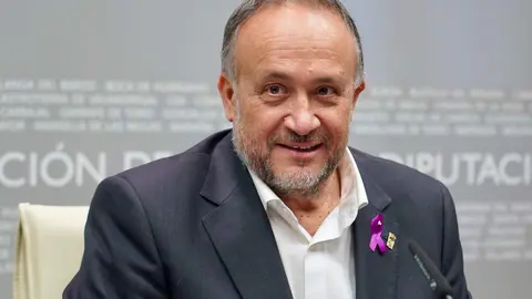 El presidente de la Diputación de León, Gerardo Álvarez Courel, el vicepresidente, Valentín Martínez, y el diputado de Hacienda, Santiago Dorado, presentan los presupuestos del ejercicio 2026. Foto: Campillo