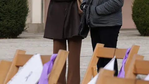 Acto conmemorativo del Ayuntamiento de Ponferrada con motivo del Día Internacional de la Eliminación de la Violencia contra la Mujer. Foto: César Sánchez.