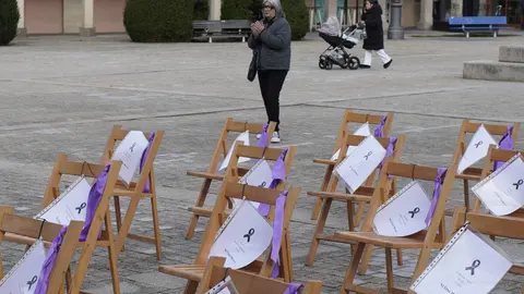 Acto conmemorativo del Ayuntamiento de Ponferrada con motivo del Día Internacional de la Eliminación de la Violencia contra la Mujer. Foto: César Sánchez.