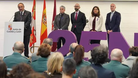 El delegado territorial de la Junta, Eduardo Diego, el presidente de la Diputación, Gerardo Álvarez Courel, el subdelegado de Gobierno, Héctor Alaiz, la vicerrectora de Inclusión, Igualdad y Proyección Social de la Universidad de León, Raquel Domínguez y, el alcalde de León, José Antonio Diez, participan en el acto institucional por el Día Internacional para la Eliminación de la Violencia contra las Mujeres. Foto: Campillo