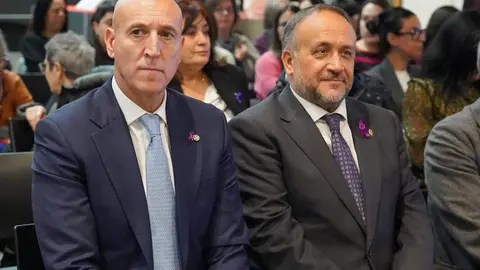 El delegado territorial de la Junta, Eduardo Diego, el presidente de la Diputación, Gerardo Álvarez Courel, el subdelegado de Gobierno, Héctor Alaiz, la vicerrectora de Inclusión, Igualdad y Proyección Social de la Universidad de León, Raquel Domínguez y, el alcalde de León, José Antonio Diez, participan en el acto institucional por el Día Internacional para la Eliminación de la Violencia contra las Mujeres. Foto: Campillo