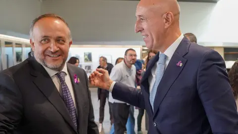 El delegado territorial de la Junta, Eduardo Diego, el presidente de la Diputación, Gerardo Álvarez Courel, el subdelegado de Gobierno, Héctor Alaiz, la vicerrectora de Inclusión, Igualdad y Proyección Social de la Universidad de León, Raquel Domínguez y, el alcalde de León, José Antonio Diez, participan en el acto institucional por el Día Internacional para la Eliminación de la Violencia contra las Mujeres. Foto: Campillo