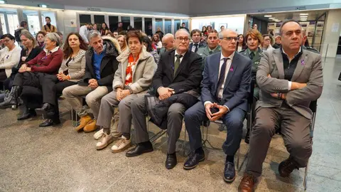 El delegado territorial de la Junta, Eduardo Diego, el presidente de la Diputación, Gerardo Álvarez Courel, el subdelegado de Gobierno, Héctor Alaiz, la vicerrectora de Inclusión, Igualdad y Proyección Social de la Universidad de León, Raquel Domínguez y, el alcalde de León, José Antonio Diez, participan en el acto institucional por el Día Internacional para la Eliminación de la Violencia contra las Mujeres. Foto: Campillo