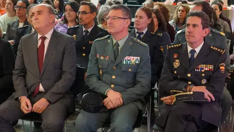 El delegado territorial de la Junta, Eduardo Diego, el presidente de la Diputación, Gerardo Álvarez Courel, el subdelegado de Gobierno, Héctor Alaiz, la vicerrectora de Inclusión, Igualdad y Proyección Social de la Universidad de León, Raquel Domínguez y, el alcalde de León, José Antonio Diez, participan en el acto institucional por el Día Internacional para la Eliminación de la Violencia contra las Mujeres. Foto: Campillo