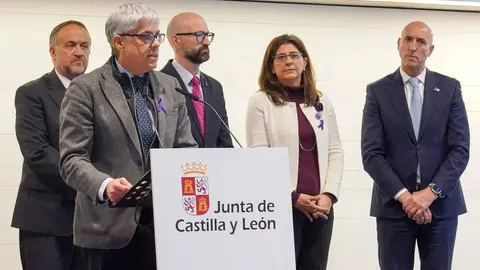 El delegado territorial de la Junta, Eduardo Diego, el presidente de la Diputación, Gerardo Álvarez Courel, el subdelegado de Gobierno, Héctor Alaiz, la vicerrectora de Inclusión, Igualdad y Proyección Social de la Universidad de León, Raquel Domínguez y, el alcalde de León, José Antonio Diez, participan en el acto institucional por el Día Internacional para la Eliminación de la Violencia contra las Mujeres. Foto: Campillo