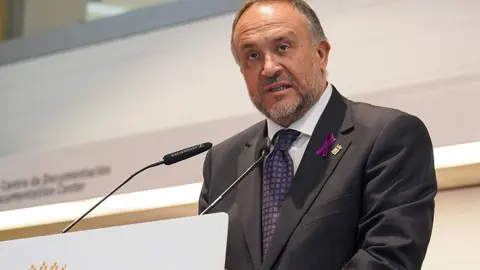 El delegado territorial de la Junta, Eduardo Diego, el presidente de la Diputación, Gerardo Álvarez Courel, el subdelegado de Gobierno, Héctor Alaiz, la vicerrectora de Inclusión, Igualdad y Proyección Social de la Universidad de León, Raquel Domínguez y, el alcalde de León, José Antonio Diez, participan en el acto institucional por el Día Internacional para la Eliminación de la Violencia contra las Mujeres. Foto: Campillo