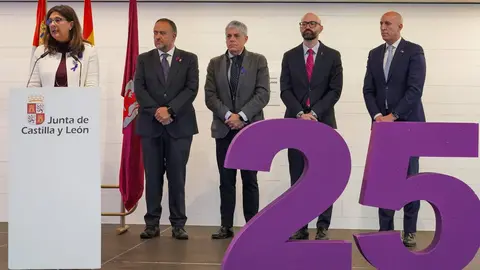 El delegado territorial de la Junta, Eduardo Diego, el presidente de la Diputación, Gerardo Álvarez Courel, el subdelegado de Gobierno, Héctor Alaiz, la vicerrectora de Inclusión, Igualdad y Proyección Social de la Universidad de León, Raquel Domínguez y, el alcalde de León, José Antonio Diez, participan en el acto institucional por el Día Internacional para la Eliminación de la Violencia contra las Mujeres. Foto: Campillo