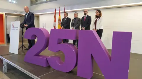El delegado territorial de la Junta, Eduardo Diego, el presidente de la Diputación, Gerardo Álvarez Courel, el subdelegado de Gobierno, Héctor Alaiz, la vicerrectora de Inclusión, Igualdad y Proyección Social de la Universidad de León, Raquel Domínguez y, el alcalde de León, José Antonio Diez, participan en el acto institucional por el Día Internacional para la Eliminación de la Violencia contra las Mujeres. Foto: Campillo