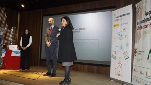 El subdelegado del Gobierno en León mantiene un encuentro con alumnos de la Universidad de la Experiencia en Astorga asistentes a la sesión celebrada en colaboración con la Universidad de León.